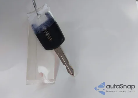 2004 Lincoln Town Car Ultimate z USA, uszkodzony, nr VIN 1LNHM83W64Y614687